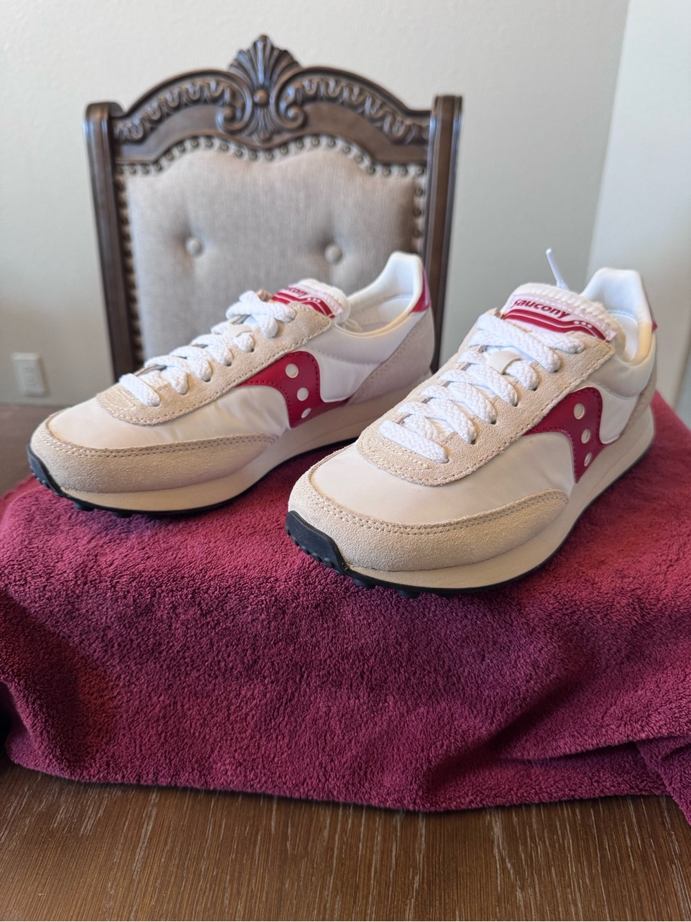 Saucony Women's White and Raspberry Retro Runner Sneakers